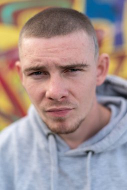 Kapüşonlu spor ceketli bir kabadayı.