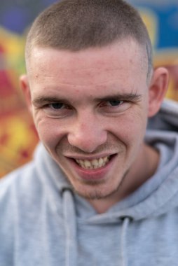 Kapüşonlu spor ceketli bir kabadayı.