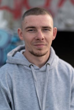 Kapüşonlu spor ceketli bir kabadayı.