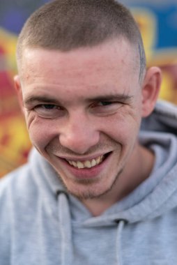 Kapüşonlu spor ceketli bir kabadayı.