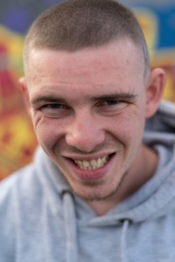 Kapüşonlu spor ceketli bir kabadayı.