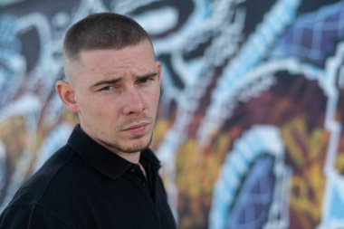 Siyah gömlekli genç zorba.