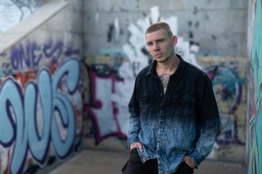 Siyah gömlekli genç zorba.