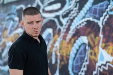 Siyah gömlekli genç zorba.