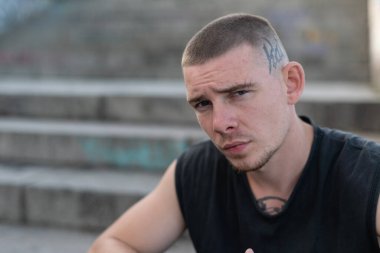 Siyah gömlekli genç zorba.