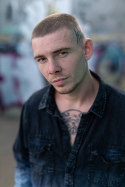 Siyah gömlekli genç zorba.