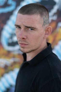 Siyah gömlekli genç zorba.