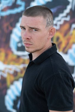 Siyah gömlekli genç zorba.