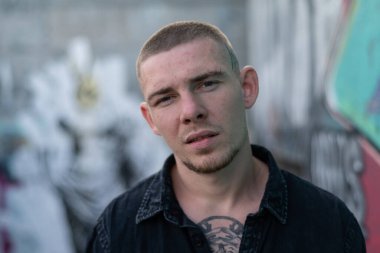 Siyah gömlekli genç zorba.