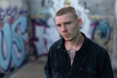 Siyah gömlekli genç zorba.