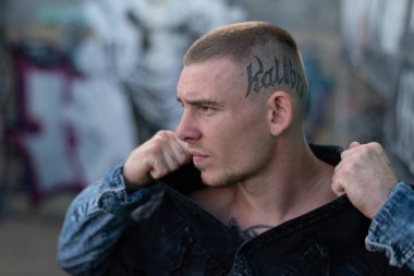 Siyah gömlekli genç zorba.