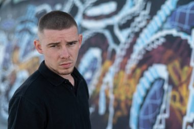 Siyah gömlekli genç zorba.