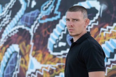 Siyah gömlekli genç zorba.