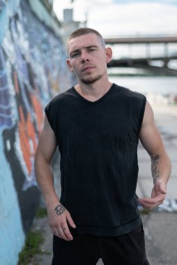 Siyah gömlekli genç zorba.