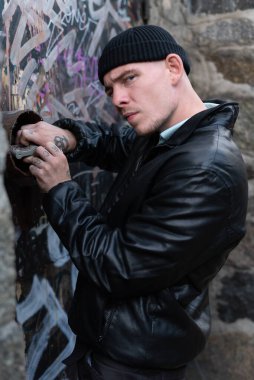 Bir hırsız soygun sırasında kilidi açar. Suçlu ve onun suçu..