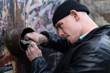 Bir hırsız soygun sırasında kilidi açar. Suçlu ve onun suçu..