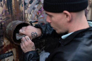 Bir hırsız soygun sırasında kilidi açar. Suçlu ve onun suçu..