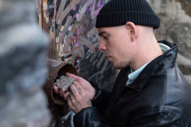 Bir hırsız soygun sırasında kilidi açar. Suçlu ve onun suçu..