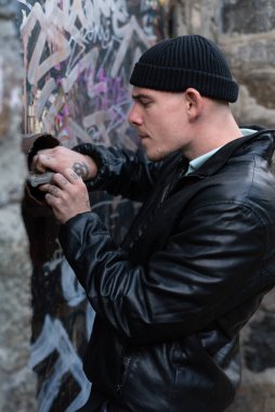 Bir hırsız soygun sırasında kilidi açar. Suçlu ve onun suçu..