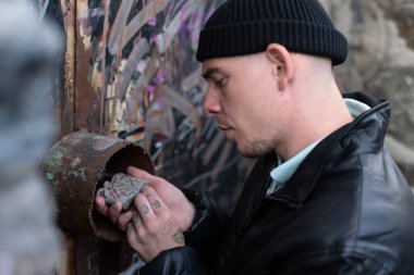 Bir hırsız soygun sırasında kilidi açar. Suçlu ve onun suçu..