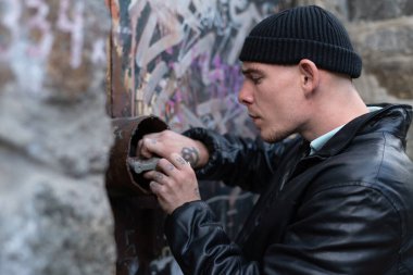 Bir hırsız soygun sırasında kilidi açar. Suçlu ve onun suçu..