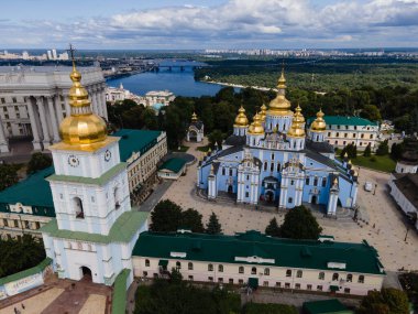Ukrayna, Kyiv 'deki Aziz Michaels Altın Kubbe Manastırı. Hava görünümü