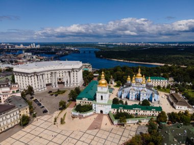 Ukrayna, Kyiv 'deki Aziz Michaels Altın Kubbe Manastırı. Hava görünümü