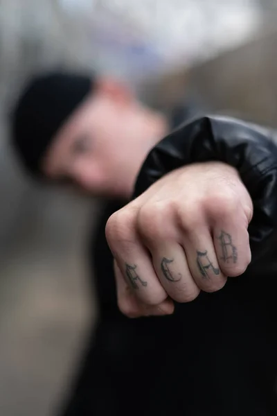 Tatuaje de ACAB en el brazo de un matón —  Fotos de Stock