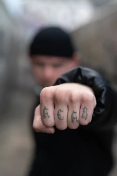 Tatuaje de ACAB en el brazo de un matón — Foto de Stock