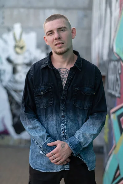 Jovem cara bully no preto camisa — Fotografia de Stock