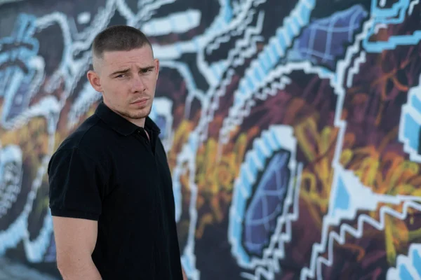 Jovem cara bully no preto camisa — Fotografia de Stock