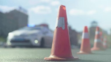 Trafik: polis konisi yolda. Kaza yeri. Aktarım.
