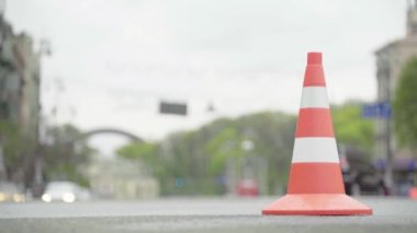 Trafik: polis konisi yolda. Kaza yeri. Aktarım.