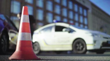 Trafik: polis konisi yolda. Kaza yeri. Aktarım.