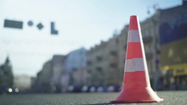 Trafik: polis konisi yolda. Kaza yeri. Aktarım.