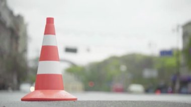 Trafik: polis konisi yolda. Kaza yeri. Aktarım.