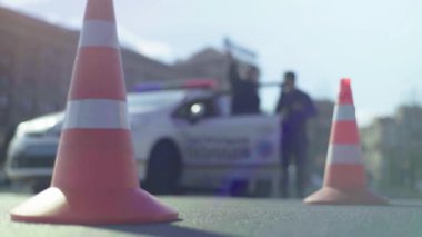 Trafik: polis konisi yolda. Kaza yeri. Aktarım.