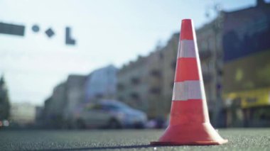 Trafik: polis konisi yolda. Kaza yeri. Aktarım.