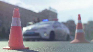 Trafik: polis konisi yolda. Kaza yeri. Aktarım.