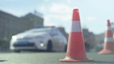 Trafik: polis konisi yolda. Kaza yeri. Aktarım.