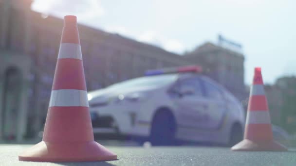 Közúti forgalom: rendőrségi kúp az úton. Baleset helyszíne. Közlekedés. — Stock videók