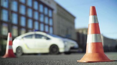 Trafik: polis konisi yolda. Kaza yeri. Aktarım.