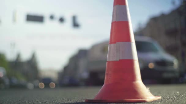 Trafik: polis konisi yolda. Kaza yeri. Aktarım. — Stok video