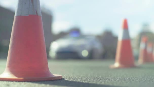 Silniční doprava: policejní kužel na silnici. Místo nehody. Doprava. — Stock video