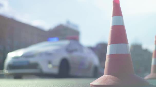 Дорожное движение: полицейский конус на дороге. Место аварии. Транспорт. — стоковое видео