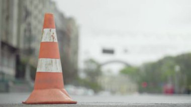 Trafik: polis konisi yolda. Kaza yeri. Aktarım.