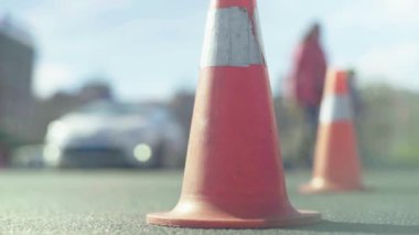Trafik: polis konisi yolda. Kaza yeri. Aktarım.