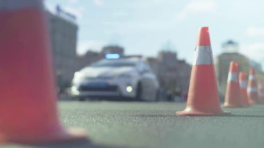 Trafik: polis konisi yolda. Kaza yeri. Aktarım.