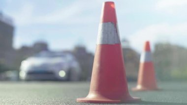 Trafik: polis konisi yolda. Kaza yeri. Aktarım.