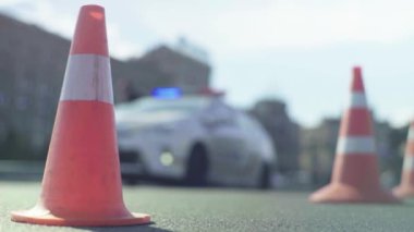Trafik: polis konisi yolda. Kaza yeri. Aktarım.
